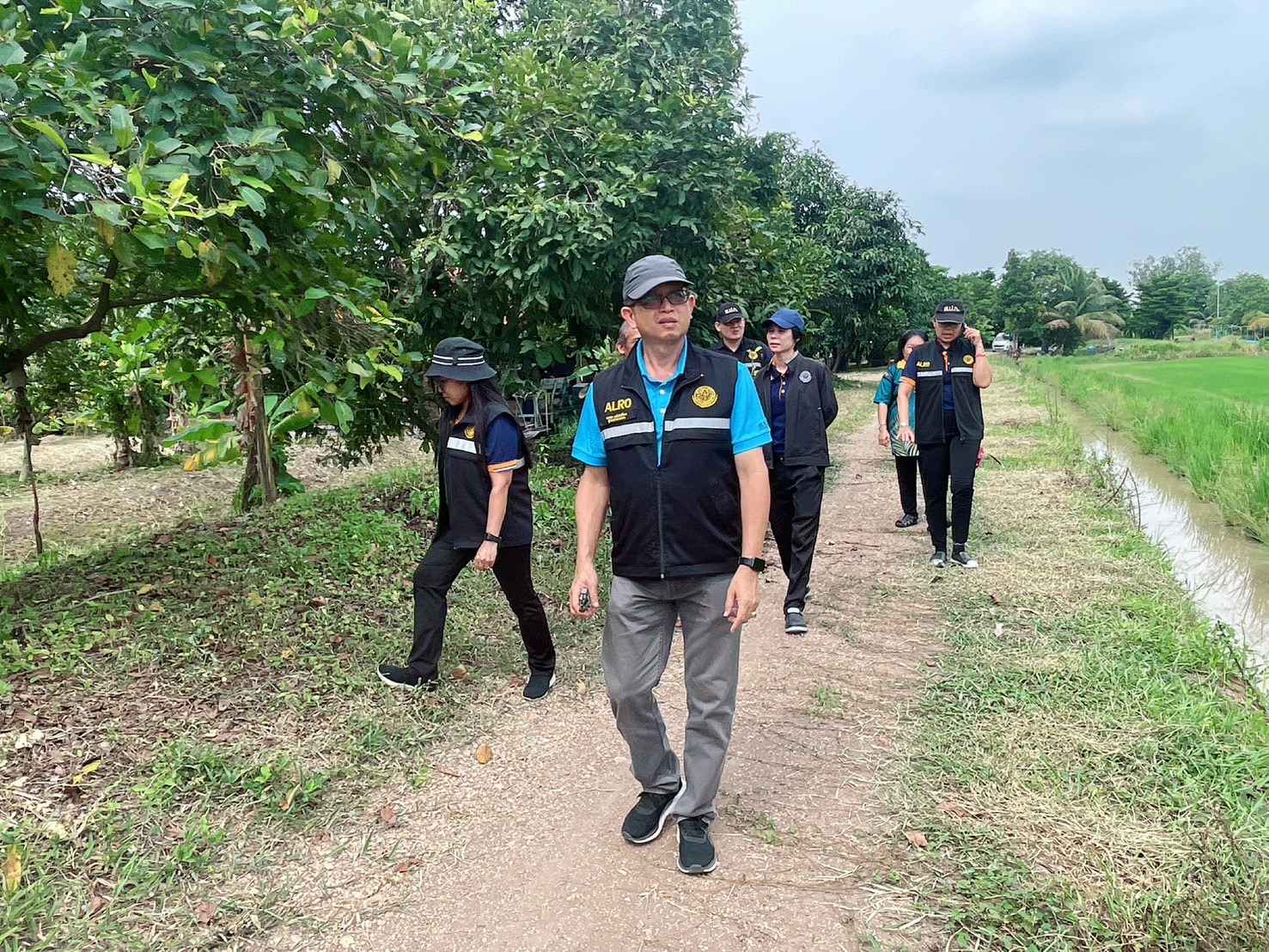 title - ผู้ตรวจราชการ ส.ป.ก. ประชุมตรวจติดตามความก้าวหน้าผลการดำเนินงานตามแผนการตรวจราชการของ ส.ป.ก. ประจำปีงบประมาณ พ.ศ. 2568 รอบที่ 2 เขตตรวจราชการที่ 2 จังหวัดปทุมธานี และลงพื้นที่ตรวจเยี่ยมเกษตรกรแปลงต้นแบบเกษตรกรรมยั่งยืน การทำเกษตรอินทรีย์ ในเขตปฏิรูปที่ดินจังหวัดปทุมธานี